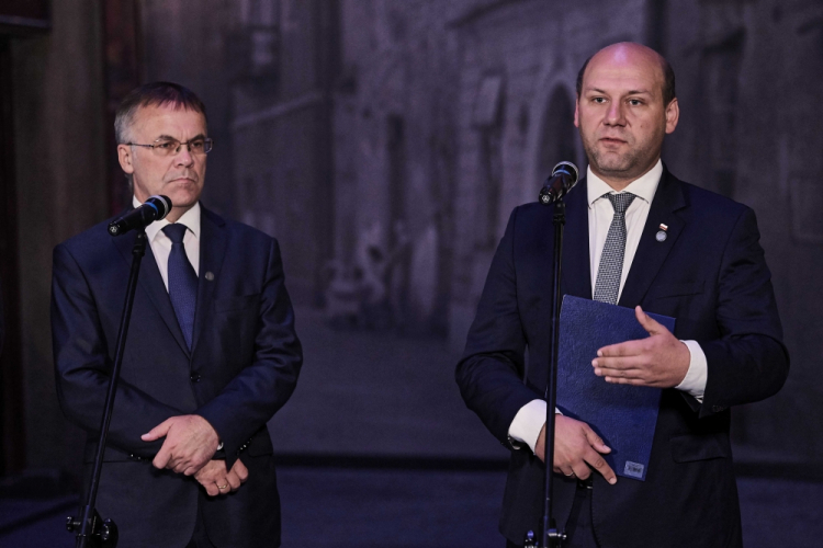 Gdańsk, 23.08.2019. Wiceminister kultury i dziedzictwa narodowego Jarosław Sellin (L) oraz wiceminister spraw zagranicznych Szymon Szynkowski vel Sęk (P) podczas konferencji prasowej nt. programu obchodów 80. rocznicy wybuchu II wojny światowej w Muzeum II wojny Światowej w Gdańsku, 23 bm. Fot. PAP/A. Warżawa