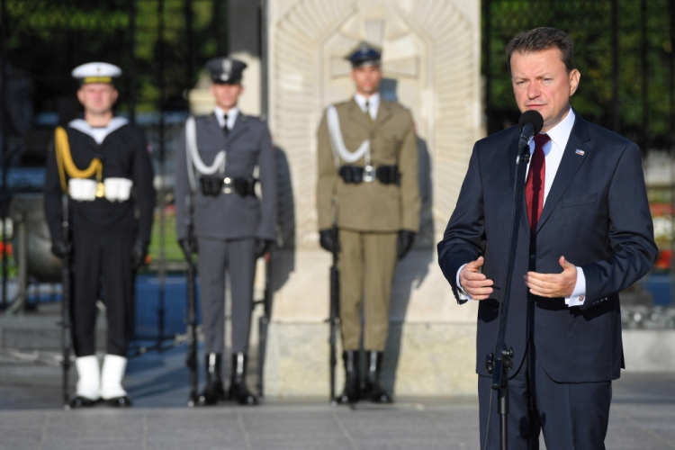 Warszawa, 15.08.2019. Minister obrony narodowej Mariusz Błaszczak przemawia podczas uroczystej zmiany posterunku honorowego przed Grobem Nieznanego Żołnierza z okazji Święta Wojska Polskiego, 15 bm. na pl. Piłsudskiego w Warszawie. Fot. PAP/R. Pietruszka