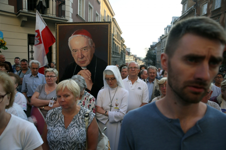 Warszawa, 06.08.2015. Uczestnicy 304. Warszawskiej Pieszej Pielgrzymki na Jasną Górę, 6 bm. w Warszawie. Ze stolicy wyruszyło kilka tysięcy pielgrzymów, którzy po przejściu ok. 250 km. dojdą 14 sierpnia do Częstochowy, gdzie wezmą udział w święcie Wniebowzięcia Najświętszej Maryi Panny. Fot. PAP/T. Gzell 