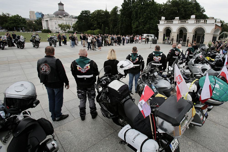  Warszawa, 11.08.2018. Kilkudziesięciu motocyklistów z Polski oraz z zagranicy wyruszyło, 11 bm. sprzed Grobu Nieznanego Żołnierza na pl. Piłsudskiego w Warszawie w XVIII Międzynarodowym Rajdzie Katyńskimi. Jego uczestnicy przejadą szlakiem miejsc pamięci zbrodni komunistycznych, niemieckich oraz UPA. Fot. PAP/L. Szymański