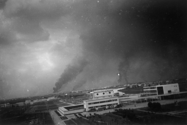 Warszawa 09.1939. Tor Wyścigów Konnych na Służewcu, przy ul. Puławskiej. Widoczne dymy nad płonącą Warszawą. Fot. PAP/M. Leśniewski/Archiwum