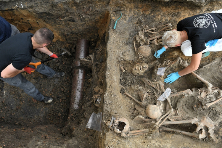 Warszawa, 12.07.2018. Prace archeologiczne prowadzone przez IPN na terenie byłego więzienia przy ul. Rakowieckiej w Warszawie. Fot. PAP/M. Kmieciński