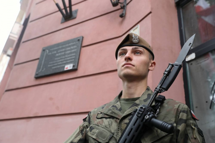 Warszawa, 01.08.2019. Uroczystości przed tablicą upamiętniającą płk. Antoniego Chruściela "Montera" przy gmachu na ul. Filtrowej 68. Fot. PAP/T. Gzell