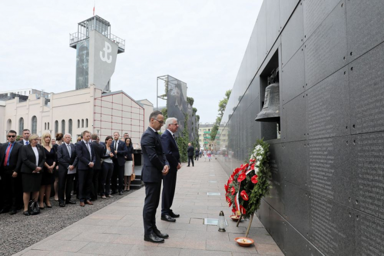 Warszawa, 01.08.2019. Minister spraw zagranicznych Niemiec Heiko Maas i minister spraw zagranicznych RP Jacek Czaputowicz zapalili znicze pod dzwonem dowódcy powstania, gen. bryg. Antoniego Chruściela „Montera” w Muzeum Powstania Warszawskiego. Fot. PAP/P. supernak