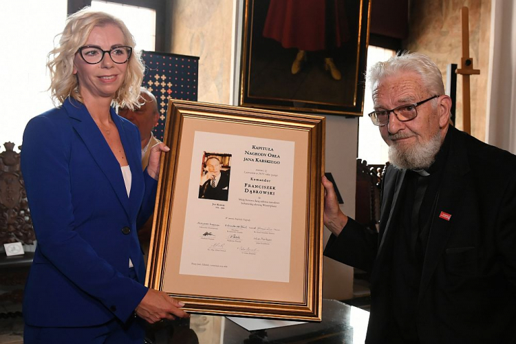 Wnuczka kmdr. Franciszka Dąbrowskiego Olga Grzenkowska (L) odbiera z rąk członka kapituły wyróżnienia, ks. Adama Bonieckiego (P) nagrodę Orła Jana Karskiego dla obrońcy Westerplatte. Fot. PAP/A. Warżawa