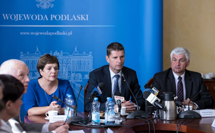 Minister edukacji narodowej Dariusz Piontkowski (2P) oraz podlaski kurator oświaty Beata Pietruszka (2L) i wojewoda podlaski Bohdan Paszkowski (P) wzięli udział w Podlaskim Okrągłym Stole Edukacyjnym w Białymstoku. Fot. PAP/M. Zieliński