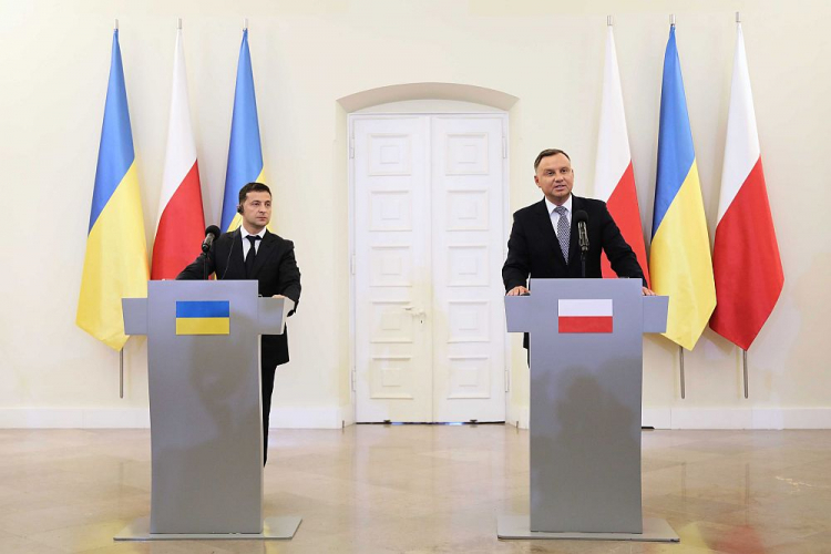 Prezydent RP Andrzej Duda (P) i prezydent Ukrainy Wołodymyr Zełenski (L) podczas spotkania z mediami w Pałacu Prezydenckim w Warszawie. Fot. PAP/W. Olkuśnik