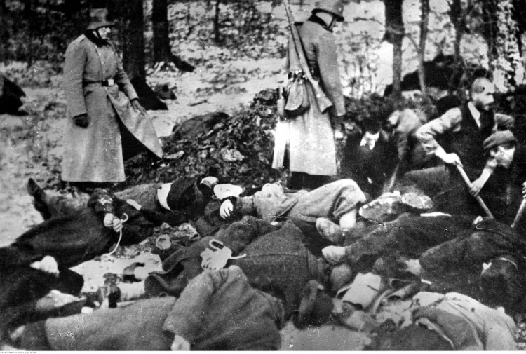 Zakopywanie ciał po niemieckiej egzekucji na Polakach; widoczni policjanci niemieccy. 1940-1944. Fot. NAC