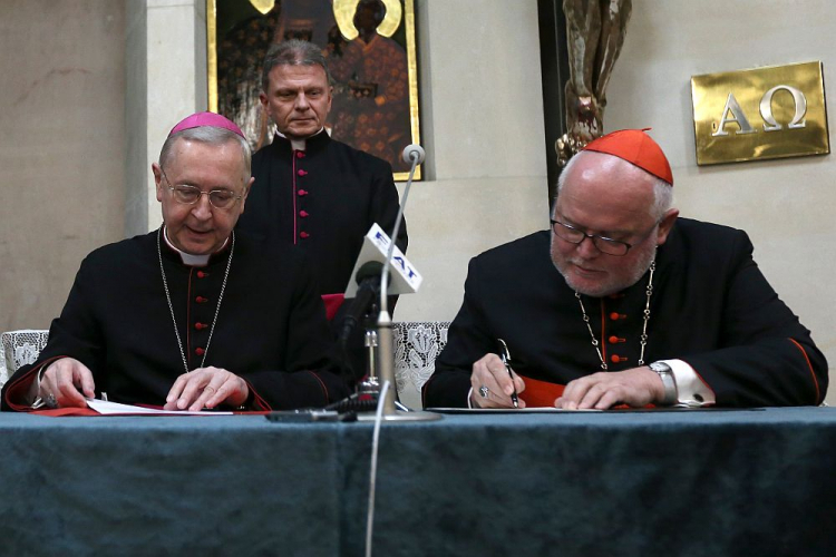 Przewodniczący Konferencji Episkopatu Polski abp Stanisław Gądecki (L) i przewodniczący Konferencji Episkopatu Niemiec kard. Reinhard Marx. 2015 r. Fot. PAP/W. Deska