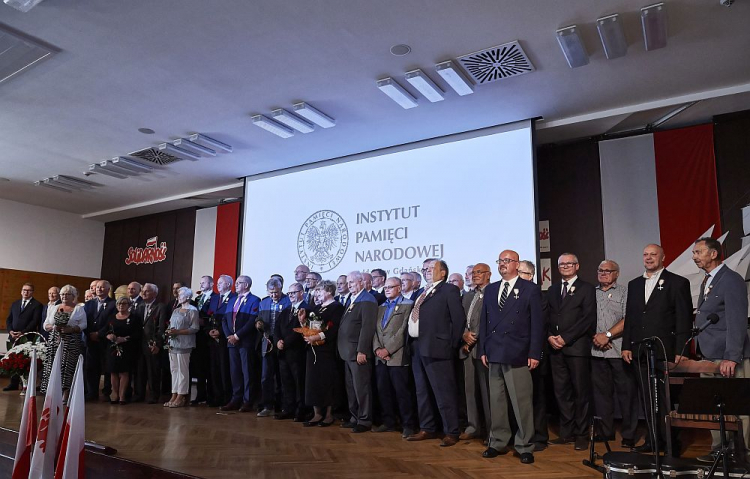 Działacze opozycji w PRL uhonorowani Krzyżami Wolności i Solidarności pozują do wspólnego zdjęcia w historycznej sali BHP w Gdańsku. 30.08.2019. Fot. PAP/A. Warżawa