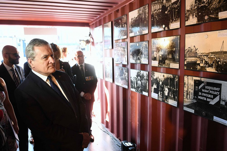 Wicepremier, minister kultury i dziedzictwa narodowego Piotr Gliński (L) podczas zwiedzania wystawy „Labirynty Wolności” w Terneuzen. Fot. PAP/R. Pietruszka