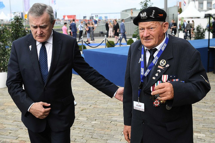 Wicepremier, minister kultury i dziedzictwa narodowego Piotr Gliński (L) oraz weteran, porucznik Alojzy Jedamski (P) podczas oficjalnego rozpoczęcia obchodów 75. rocznicy wyzwolenia Holandii w Terneuzen. Fot. PAP/R. Pietruszka