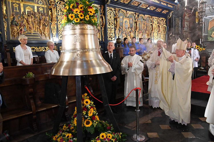 Metropolita krakowski abp Marek Jędraszewski (P) poświęcił w bazylice Mariackiej dzwon Józefa z Nazaretu. Fot. PAP/J. Bednarczyk