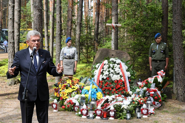 Marszałek Senatu Stanisław Karczewski podczas uroczystości poświęcenia zrekonstruowanej Kapliczki Legionowej w Polskim Lasku. Fot. PAP/R. Pietruszka