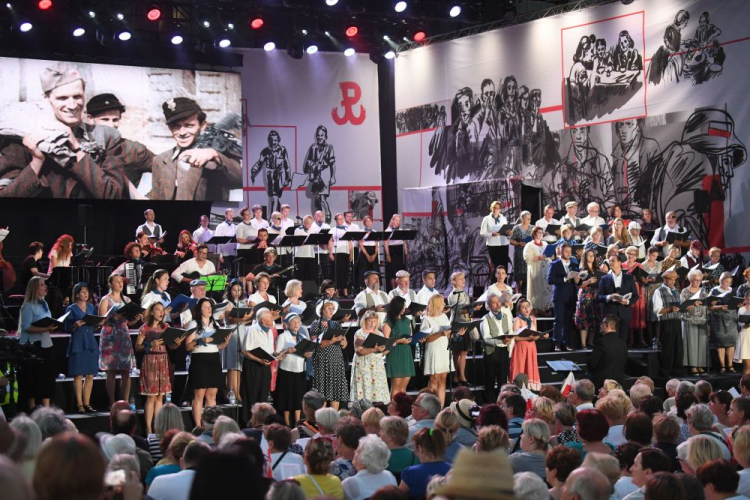 Warszawa, 01.08.2017. Mieszkańcy stolicy zebrali się na pl. Piłsudskiego aby wspólnie śpiewać (nie) zakazane piosenki powstańcze. Fot. PAP/B. Zborowski