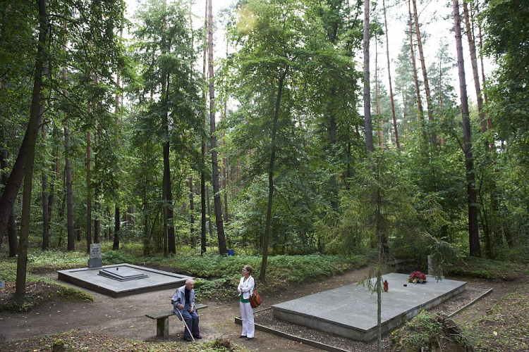 Zbiorowe groby pomordowanych przedstawicieli polskiej inteligencji w Lesie Szpęgawskim. Fot. PAP/A. Warżawa