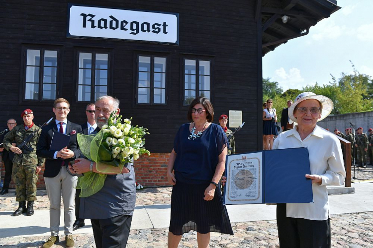 Ambasador Izraela w Polsce Anna Azari (C) wręczyła medal Sprawiedliwy wśród Narodów Świata wnukom rodziny Tomaszewiczów, Annie (P) i Lucjanowi (C-L) Szusterom, podczas głównych uroczystości w 75. rocznicę likwidacji Litzmannstadt Getto na terenie Memoriału Radegast. Fot. PAP/G. Michałowski