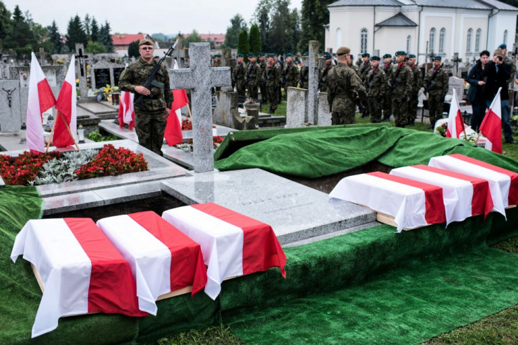 Trumny przygotowane do pochówku podczas uroczystości pogrzebowych w Łomży sześciu żołnierzy Wojska Polskiego poległych w sierpniu 1920 r. w Mątwicy gm. Nowogród.Fot. PAP/M. Zieliński