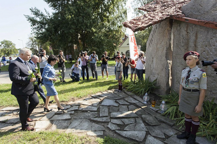 Marszałek Sejmu Elżbieta Witek (3L) składa wieniec przed Pomnikiem Pamięci Ofiar Lubina '82 w ramach uroczystości upamiętniających 37. rocznicę Zbrodni Lubińskiej,. Fot. PAP/A. Koźmiński