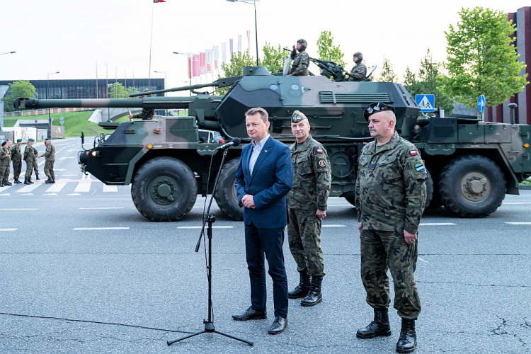 Minister obrony narodowej Mariusz Błaszczak (L), dowódca Generalny Rodzajów Sił Zbrojnych gen. broni Jarosław Mika (P) oraz Dowódca Garnizonu Warszawa gen. bryg. Robert Głąb (C) podczas przygotowań do defilady „Wierni Polsce” w Katowicach. Fot. PAP/A. Grygiel