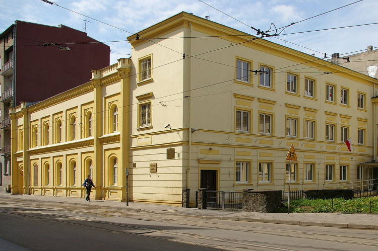 Dawny budynek więzienny przy ul. Gdańskiej. Obecnie siedziba Główna MTN. Źródło: Wikimedia Commons