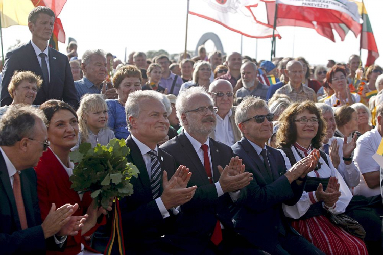 Prezydent Litwy Gitanas Nausėda (3L) i prezydent Łotwy Egils Levits (4L) podczas uroczystości z okazji 30. rocznicy Szlaku Bałtyckiego. Fot. PAP/EPA