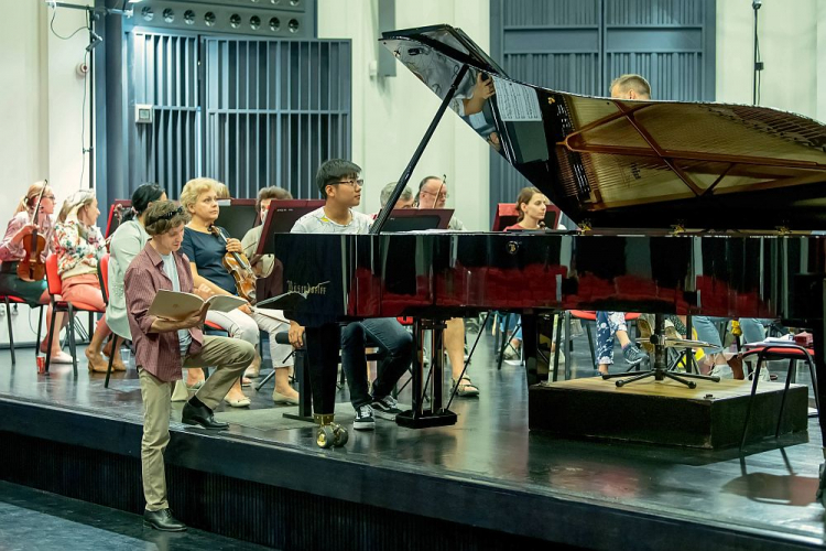 Rafał Blechacz (od frontu) podczas zajęć w XI Paderewski Piano Academy. 14.08.2019. Fot. PAP/T. Żmijewski