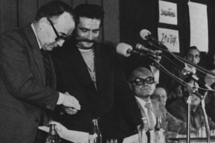 Mieczysław Jagielski i Lech Wałęsa po podpisaniu porozumienia. Gdańsk, 31.08.1980. Fot. PAP/CAF/Z. Trybek