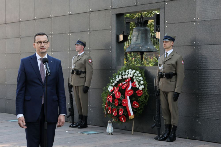 Warszawa, 01.08.2019. Premier Mateusz Morawiecki złożył wieniec pod dzwonem dowódcy powstania, gen. bryg. Antoniego Chruściela „Montera” w Muzeum Powstania Warszawskiego. Fot. PAP/P. Supernak