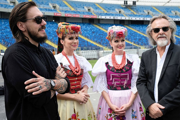 Kompozytor Jan A.P. Kaczmarek (P) i raper Miuosh (L) podczas briefingu nt. widowiska „Rapsodia Śląska” na Stadionie Śląskim w Chorzowie. Fot. PAP/A. Grygiel