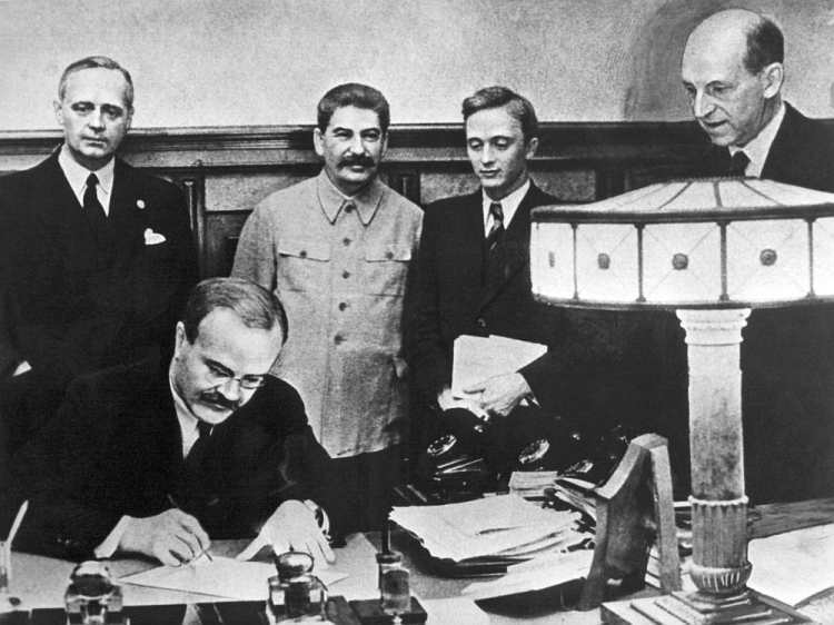 Podpisanie paktu Ribbentrop-Mołotow. Moskwa, 23.08.1939. Fot. PAP/DPA