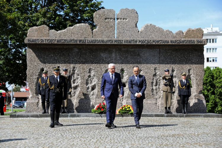 Minister spraw zagranicznych Niemiec Heiko Maas (C-P) i minister spraw zagranicznych RP Jacek Czaputowicz (C-L) podczas ceremonii złożenia wieńców pod Pomnikiem Ofiar Rzezi Woli. Fot. PAP/R. Guz