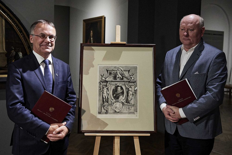 Wiceminister kultury Jarosław Sellin (L) oraz p.o. dyrektora gdańskiego Muzeum Narodowego Wojciech Bonisławski podczas uroczystości przekazania miedziorytu Johanna Saenredama „Portret malarza Johanna von Aachen”. Fot. PAP/A. Warżawa