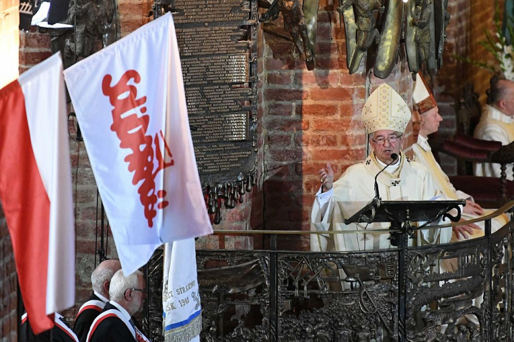 Metropolita gdański abp Sławoj Leszek Głódź celebruje mszę św. w Bazylice św. Brygidy w Gdańsku w 39. rocznicę podpisania Porozumień Sierpniowych. Fot. PAP/A. Warżawa