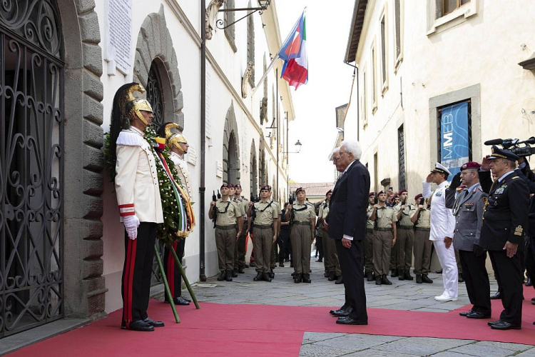 Prezydent Niemiec Frank Walter Steinmeier i prezydent Włoch Sergio Mattarella podczas uroczystości w 75. rocznicę niemieckiej zbrodni w Fivizzano. Fot. PAP/EPA