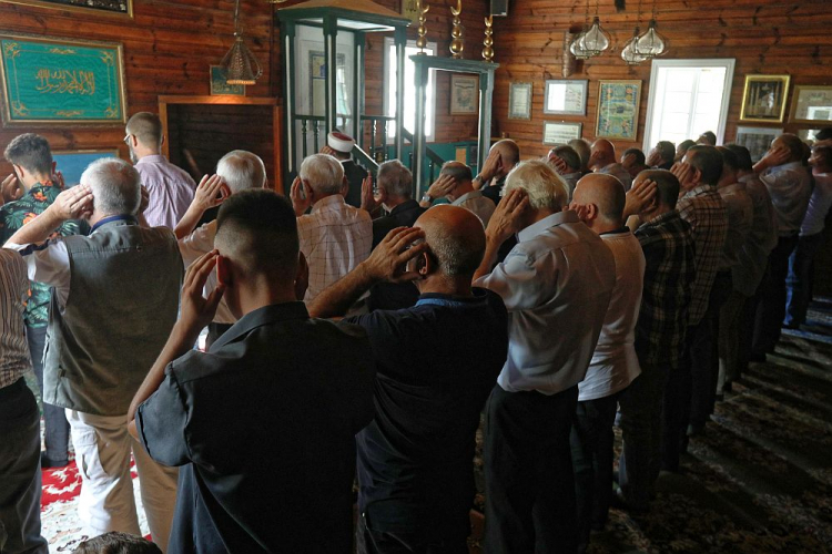 Polscy wyznawcy islamu podczas modlitwy w Święto Ofiarowania. Kruszyniany, 2018 r. Fot. PAP/A. Reszko