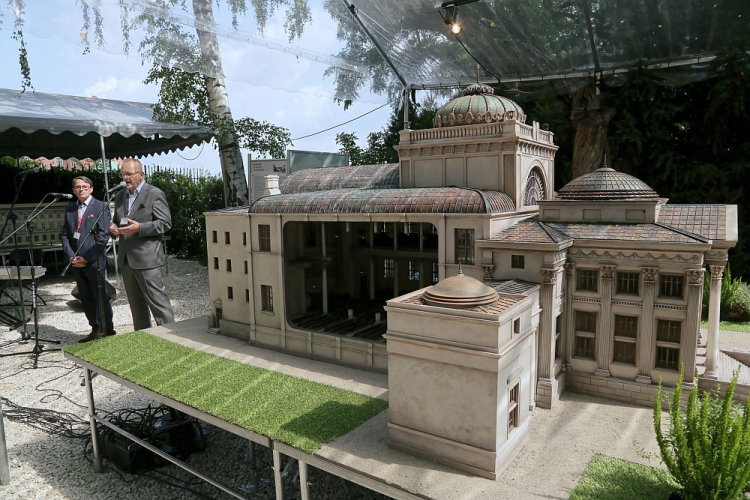 Dyrektor zarządzający Fundacji Park Miniatur Województwa Mazowieckiego Rafał Kunach (L) oraz przewodnik Waldemar Prokop (P) podczas prezentacji nowego eksponatu Parku Miniatur - makiety Wielkiej Synagogi Warszawskiej. Fot. PAP/W. Olkuśnik