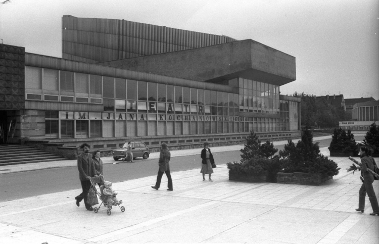 Opole 05.1983. Teatr im. Jana Kochanowskiego przy placu Teatralnym. Fot. PAP/L. Wawrynkiewicz 