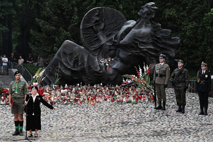 Uczestniczka Powstania Warszawskiego Wanda Traczyk-Stawska ps. Pączek (2L) przemawia podczas uroczystości przed pomnikiem „Polegli Niepokonani 1939-1945” na Cmentarzu Powstańców Warszawy. 01.08.2019. Fot. PAP/R. Pietruszka