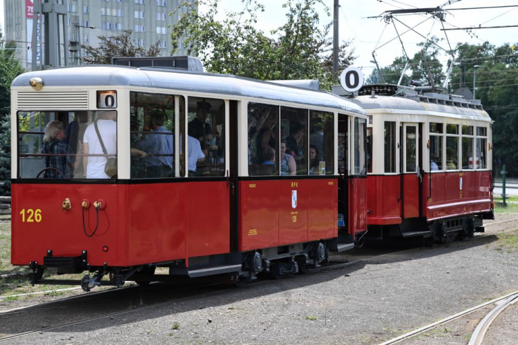 Historyczny wagon doczepny pochodzący z lat 40. XX wieku został zrekonstruowany przez pracowników Miejskiego Przedsiębiorstwa Komunikacyjnego w Krakowie. Fot. PAP/J. Bednarczyk