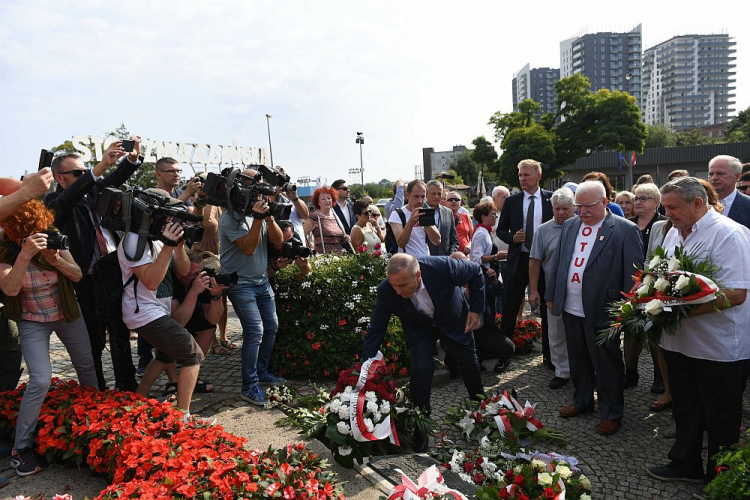 Przewodniczący Platformy Obywatelskiej Grzegorz Schetyna (C) oraz były prezydent RP Lech Wałęsa (3P), wicemarszałek Senatu Bogdan Borusewicz (4P) i posłanka Henryka Krzywonos-Strycharska (2P) składają kwiaty przed Pomnikiem Poległych Stoczniowców w Gdańsku w 39. rocznicę podpisania Porozumień Sierpniowych. Fot. PAP/A. Warżawa