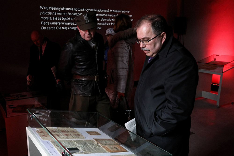 Zwiedzający Muzeum Żołnierzy Wyklętych w Ostrołęce. Fot. PAP/A. Reszko