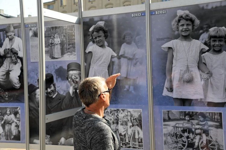 Uroczystość otwarcia wystawy plenerowej „Ukradzione dzieciństwo”. Fot. PAP/J. Bednarczyk