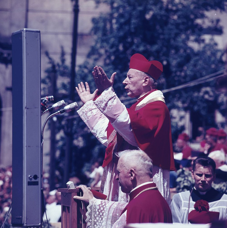 Msza święta z udziałem prymasa Polski kardynała Stefana Wyszyńskiego (C) podczas uroczystości Tysiąclecia Chrztu Polski przed katedrą pw. św. Jana Chrzciciela i św. Jana Ewangelisty. Lublin, 05.06.1966. Fot. PAP/A. Kossobudzki