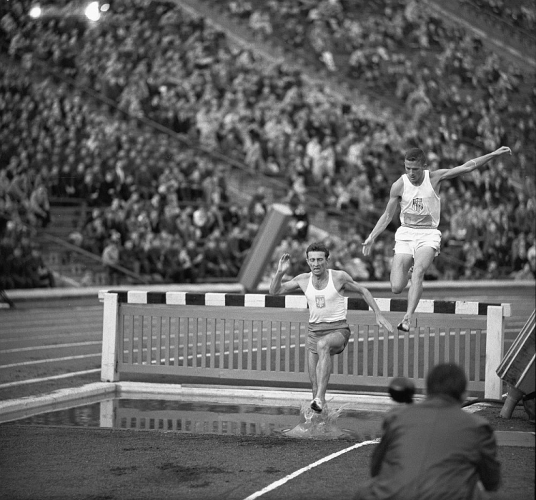 Zdzisław Krzyszkowiak (C). Warszawa, 1961 r. Fot. PAP/CAF/S. Czarnogórski