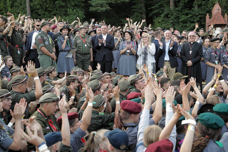 Prezydent Andrzej Duda (C) spotkał się z harcerzami biorącymi udział w zlocie 30-lecia ZHR przed sanktuarium Matki Boskiej Gietrzwałdzkiej w Gietrzwałdzie. Fot. PAP/T. Waszczuk