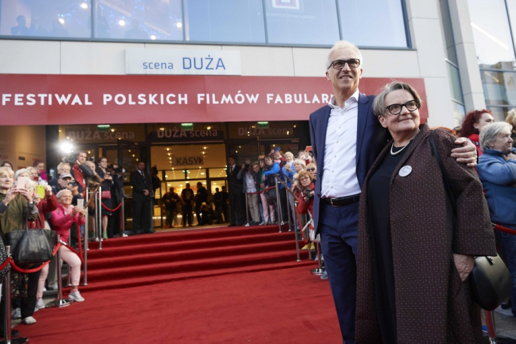 Gdynia, 16.09.2019. Reżyserka Agnieszka Holland (P) i producent filmowy Stanisław Dziedzic (2P) pozują do zdjęć przed galą otwarcia 44. Festiwalu Polskich Filmów Fabularnych w Gdyni, 16 bm. Fot. PAP/A. Warżawa