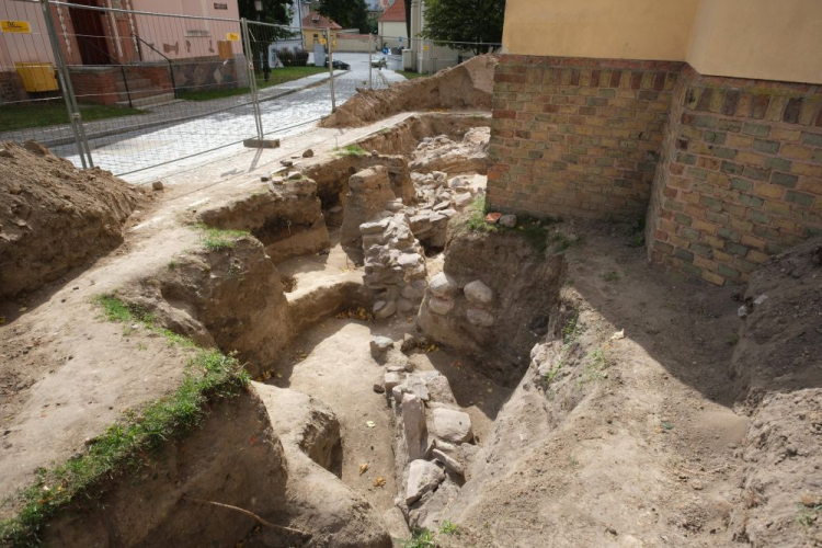 Prezentacja w Gnieźnie odkrytego w trakcie prac archeologicznych prowadzonych w ramach projektu "Ekspedycja Palatium. Gniezno 2019" fragmentu przedromańskiej budowli znajdującej się przy miejscowym kościele św. Jerzego na Górze Lecha. Fot. PAP/J. Kaczmarczyk