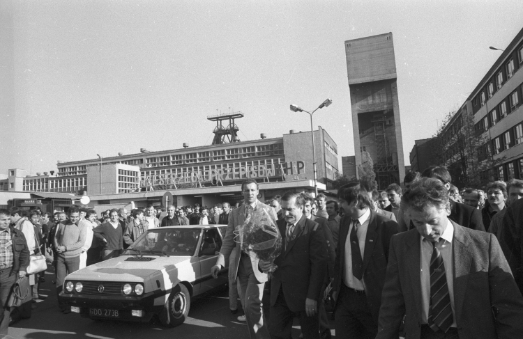 Jastrzębie Zdrój 18.10.1990. Kampania przedwyborcza kandydatów na prezydenta RP. Przewodniczący NSZZ Solidarność Lech Wałęsa kandydat na prezydenta spotkał się z wyborcami w cechowni Kopalni Węgla Kamiennego Zofiówka, gdzie w 1980 r. podpisano Porozumienie Jastrzębskie. Fot. PAP/S. Jakubowski