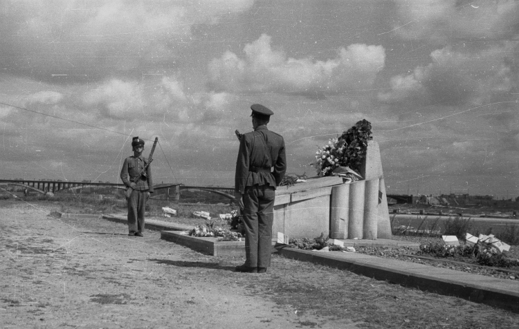 Warszawa, 1947-08-01. Obchody trzeciej rocznicy wybuchu Powstania Warszawskiego. Nz. uroczystości na Przyczółku Czerniakowskim. W głębi most Poniatowskiego. Fot. PAP/CAF